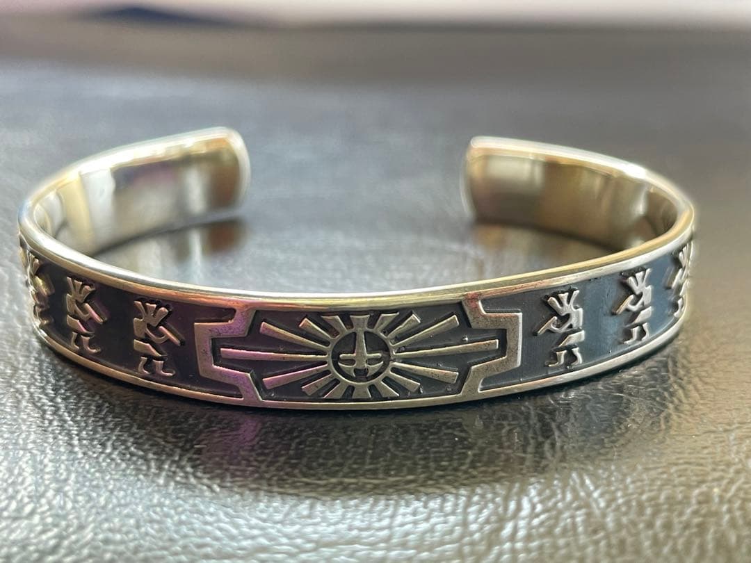 サンフェイス ココペリ925シルバー 彫刻入りバングル インディアンジュエリー