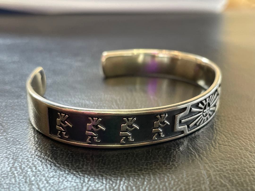 サンフェイス ココペリ925シルバー 彫刻入りバングル インディアンジュエリー