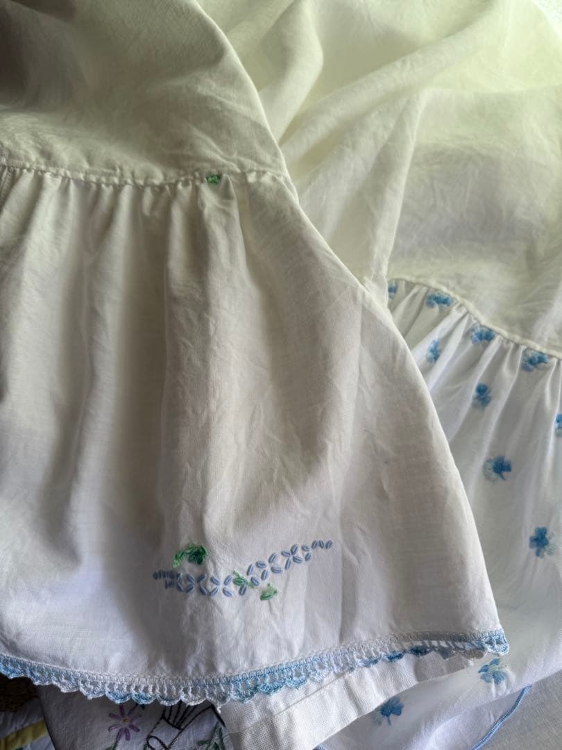 ナチュラルリネンとアンティーク刺繍のふりふりカーテン