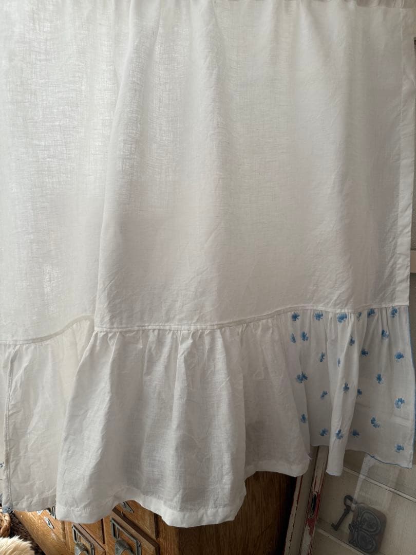 ナチュラルリネンとアンティーク刺繍のふりふりカーテン