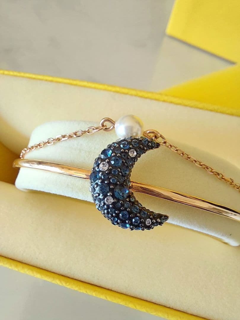 新品 箱付 SWAROVSKI Luna バングル スワロフスキー ブレスレット