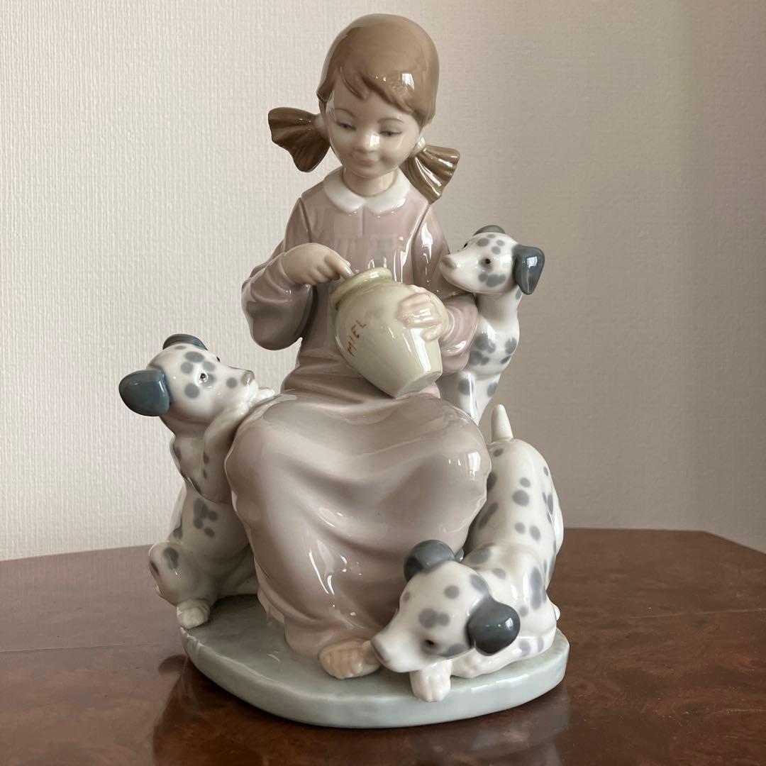 リヤドロ ハニーリッカーズ 子犬付き座っている女の子 絶版