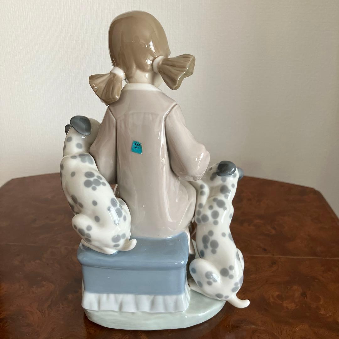 リヤドロ ハニーリッカーズ 子犬付き座っている女の子 絶版