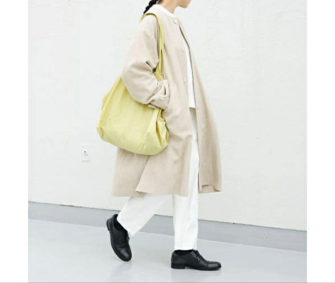 ベージュ ロングコート ボタン付き