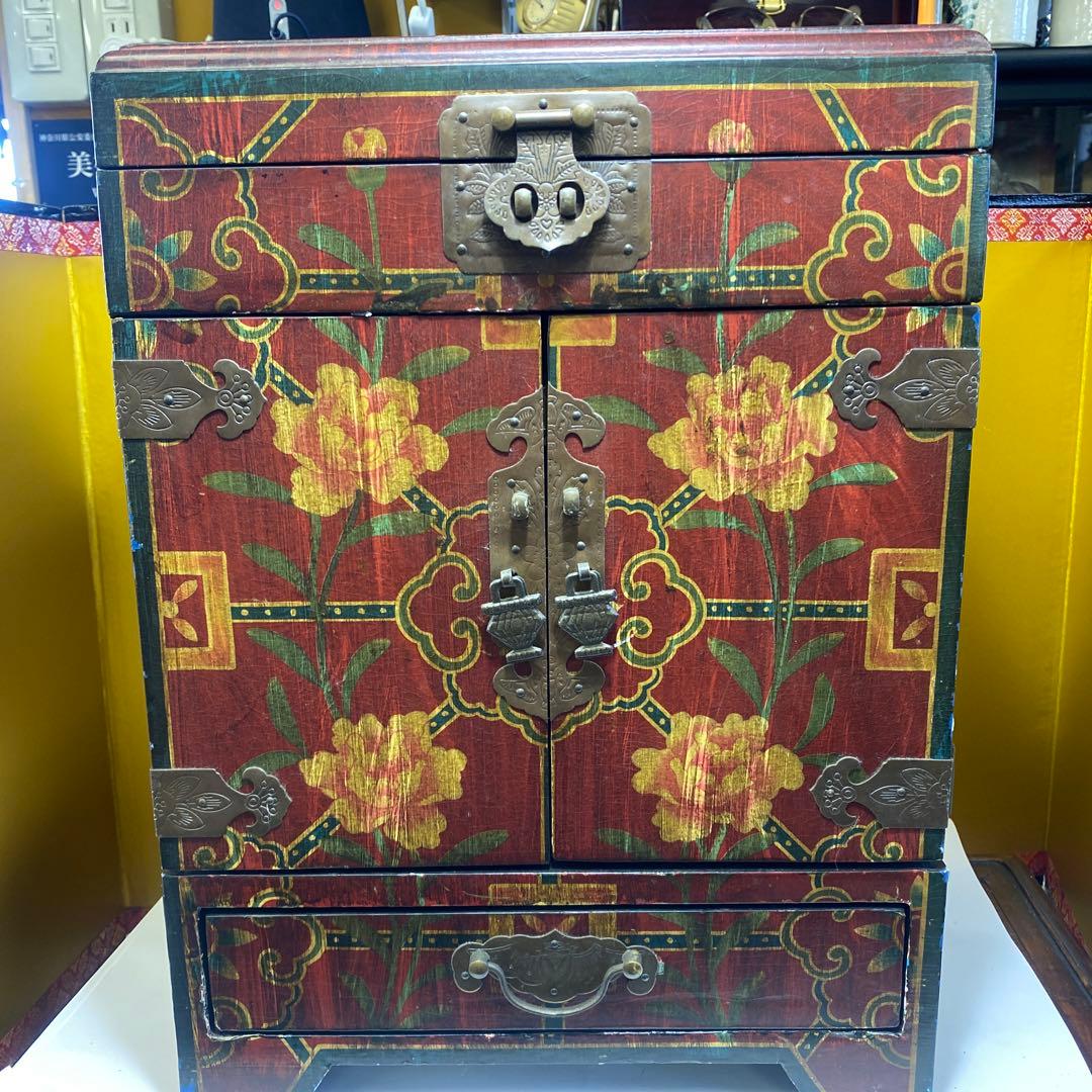 小物入り，宝石入り，花柄装飾の木製箪笥