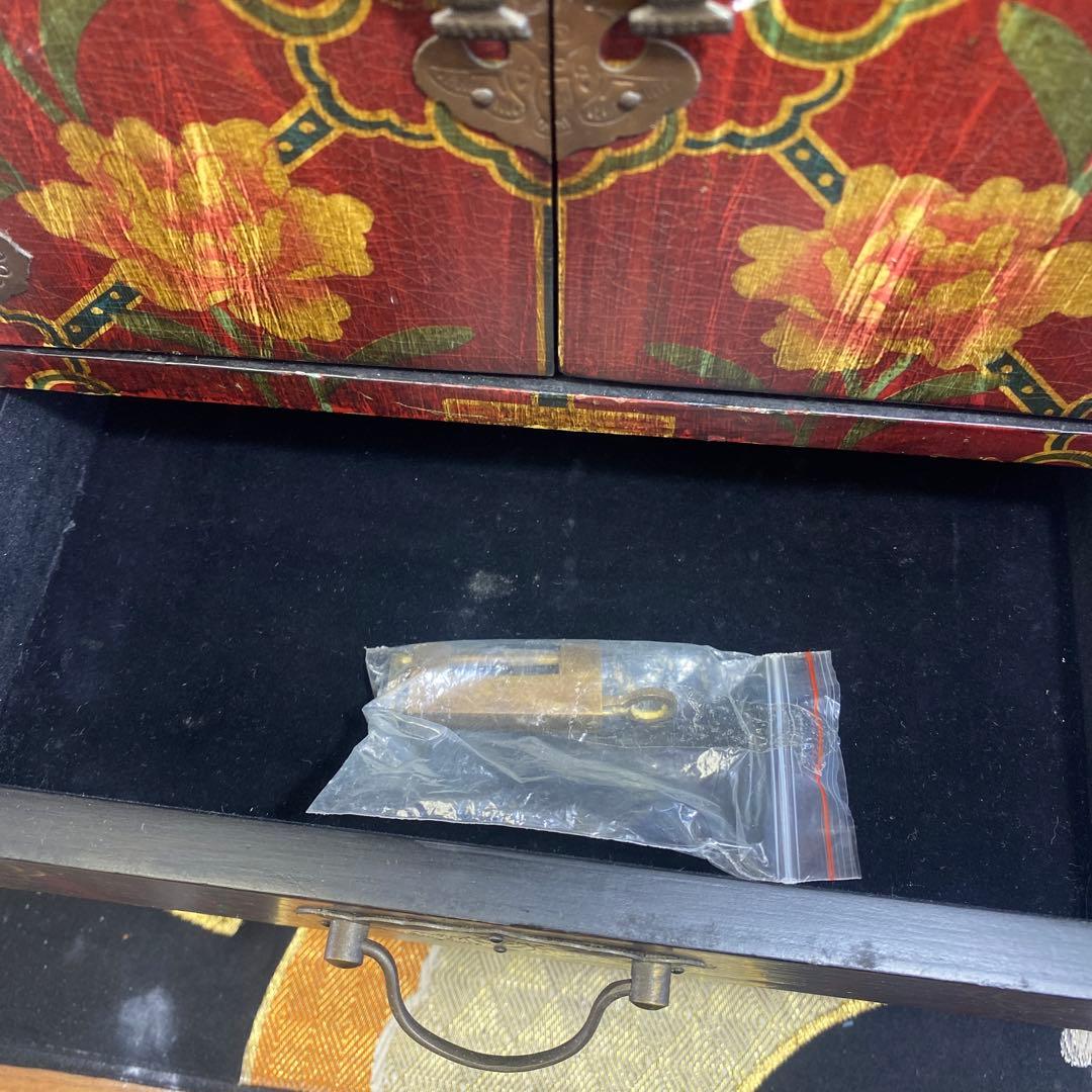 小物入り，宝石入り，花柄装飾の木製箪笥