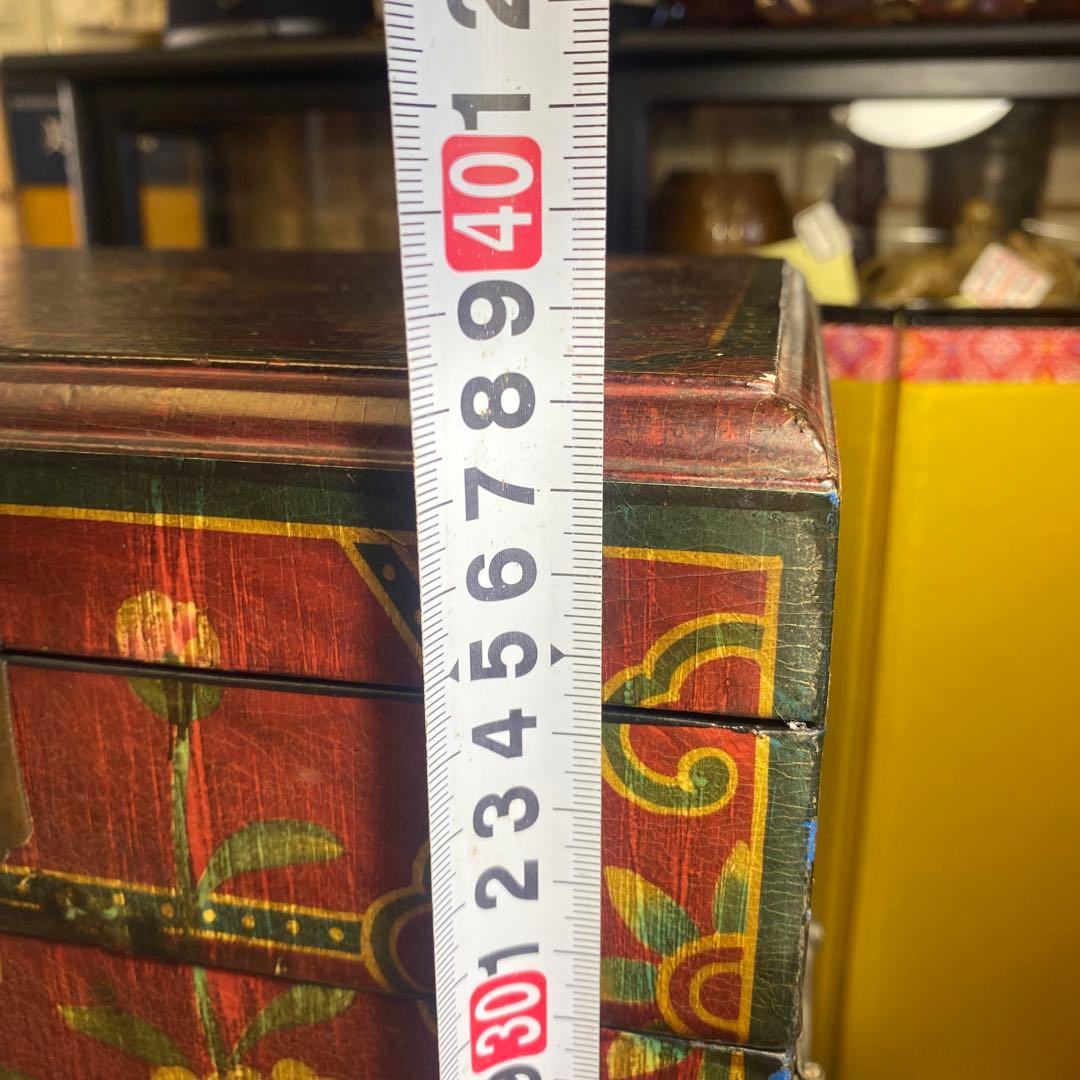 小物入り，宝石入り，花柄装飾の木製箪笥