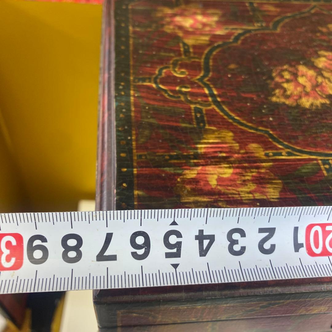 小物入り，宝石入り，花柄装飾の木製箪笥