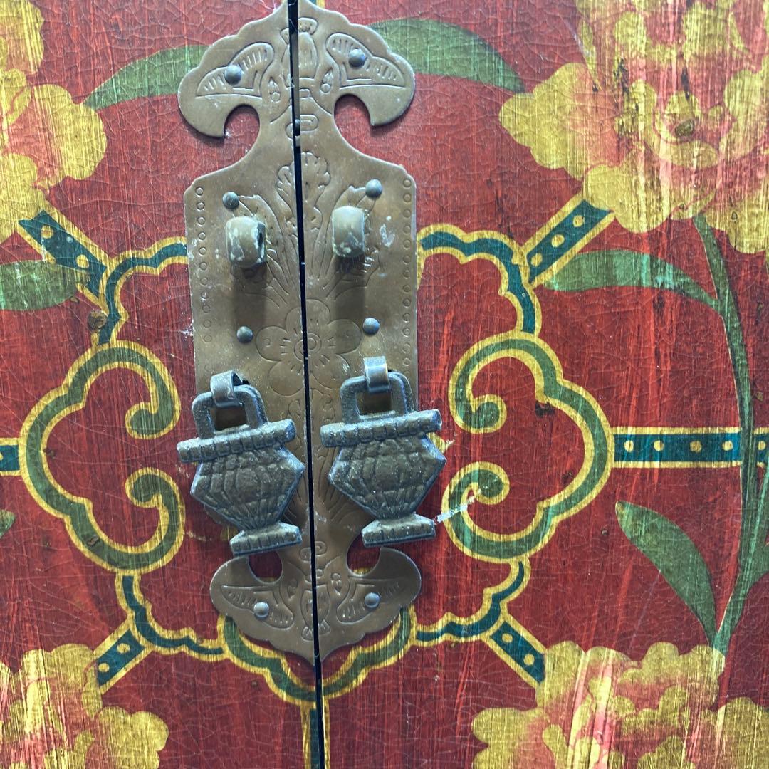 小物入り，宝石入り，花柄装飾の木製箪笥