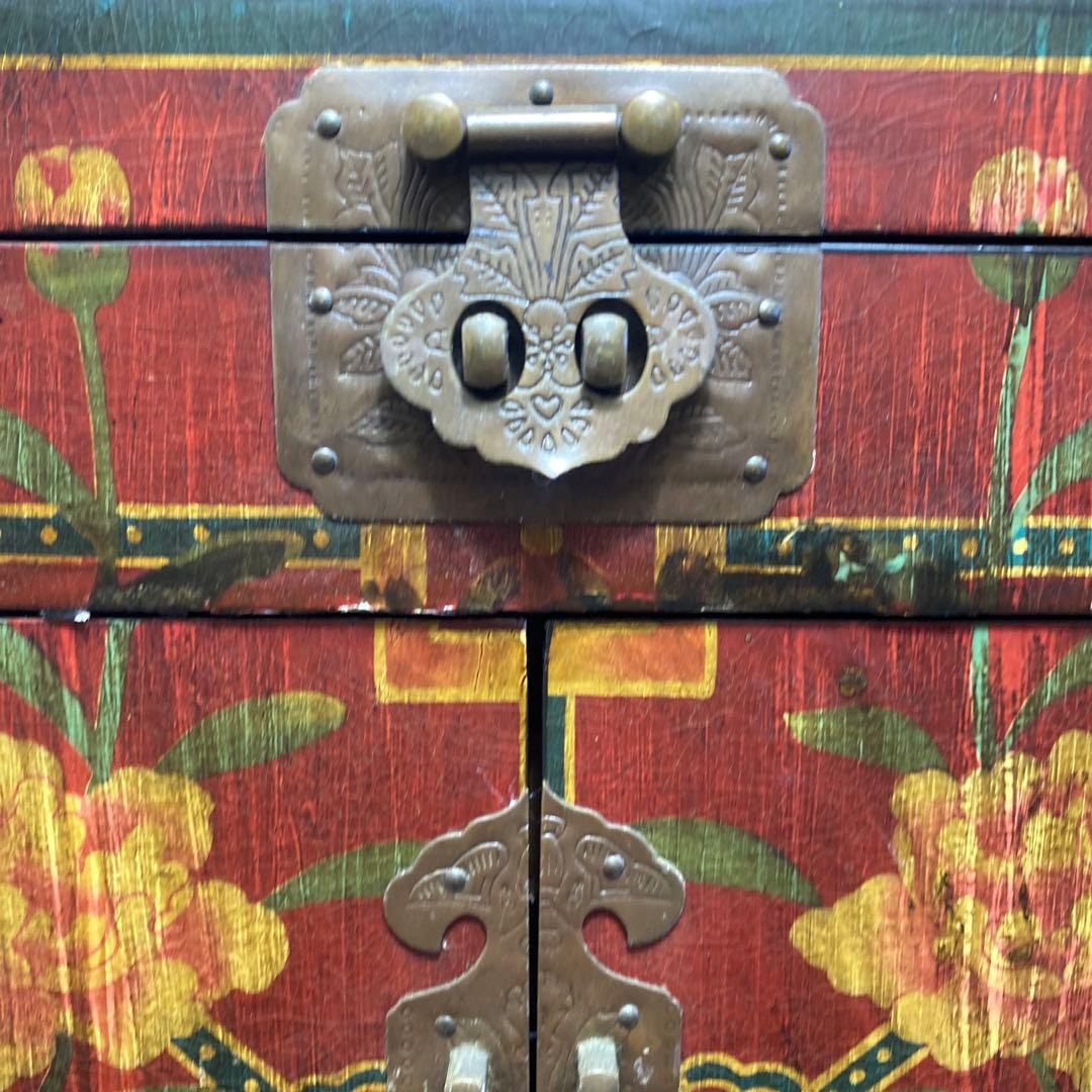 小物入り，宝石入り，花柄装飾の木製箪笥