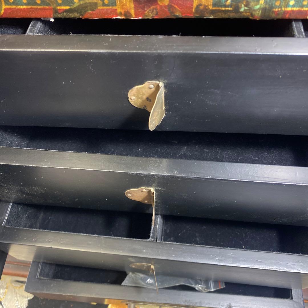 小物入り，宝石入り，花柄装飾の木製箪笥