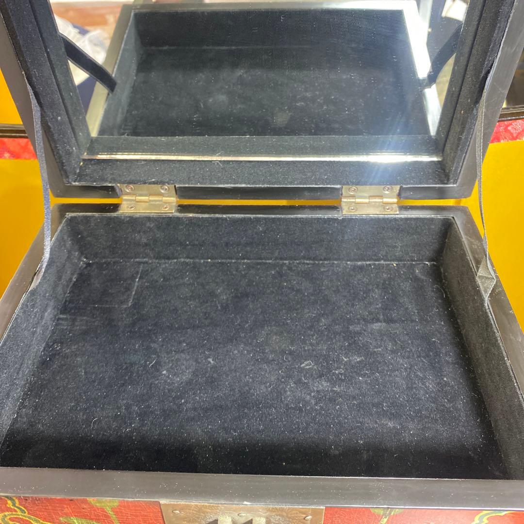 小物入り，宝石入り，花柄装飾の木製箪笥