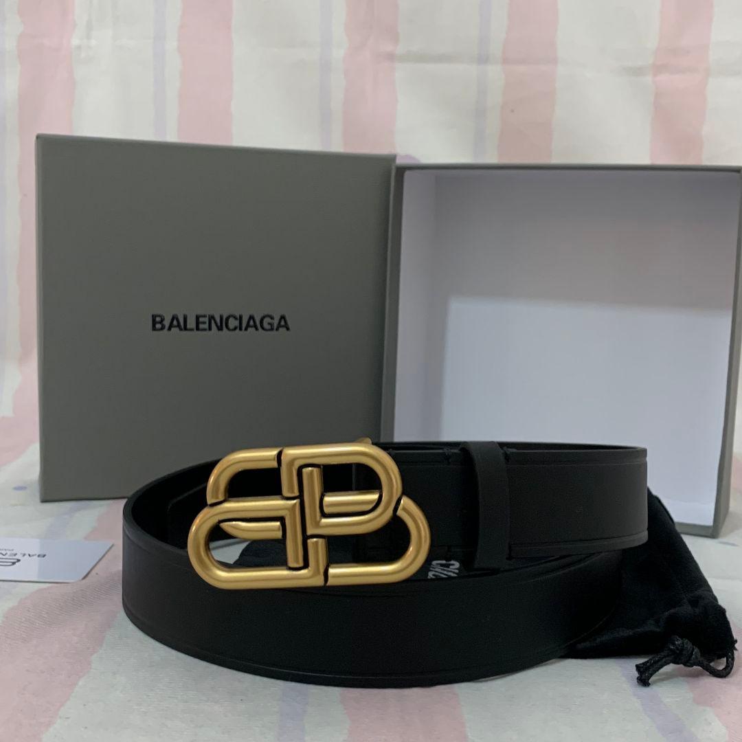 松ぼっくりと赤いベリーのクリスマスガーランド