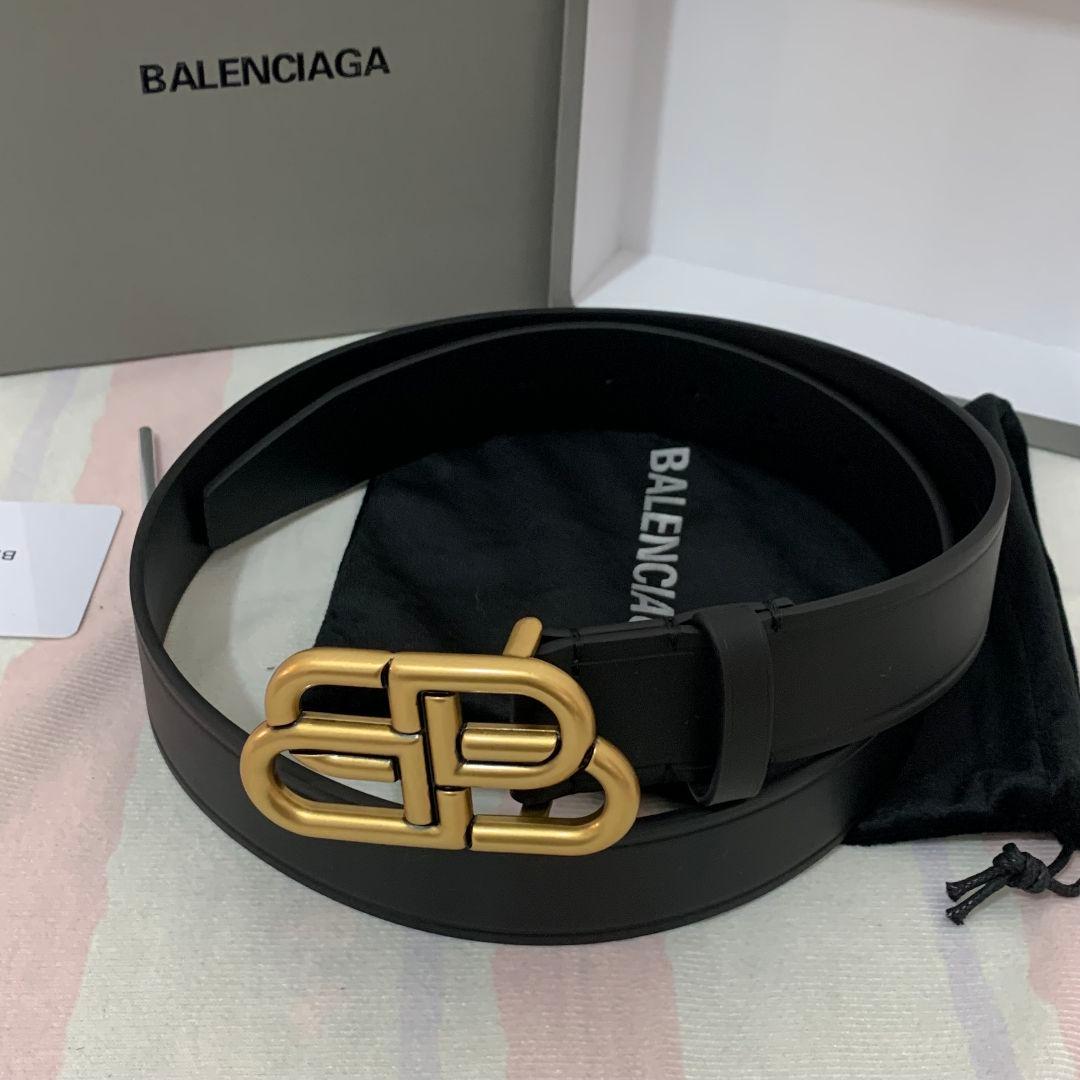 松ぼっくりと赤いベリーのクリスマスガーランド