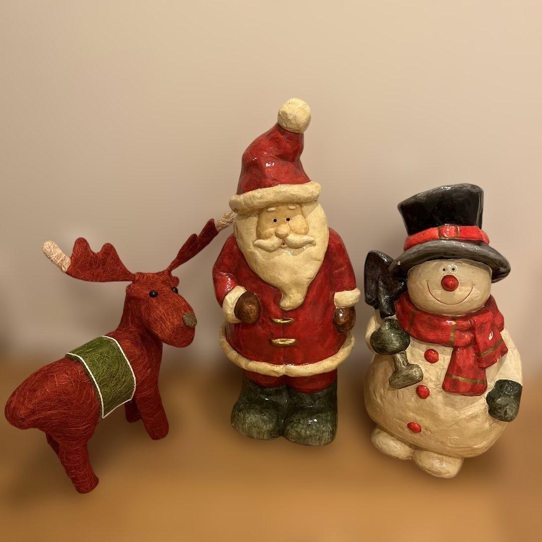 赤いトナカイとサンタクロース、スノーマンのクリスマス装飾