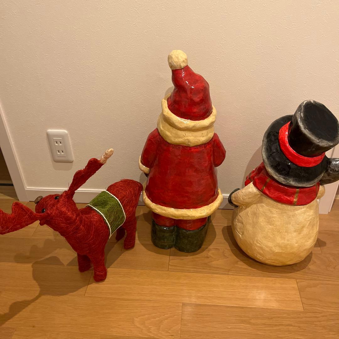 赤いトナカイとサンタクロース、スノーマンのクリスマス装飾