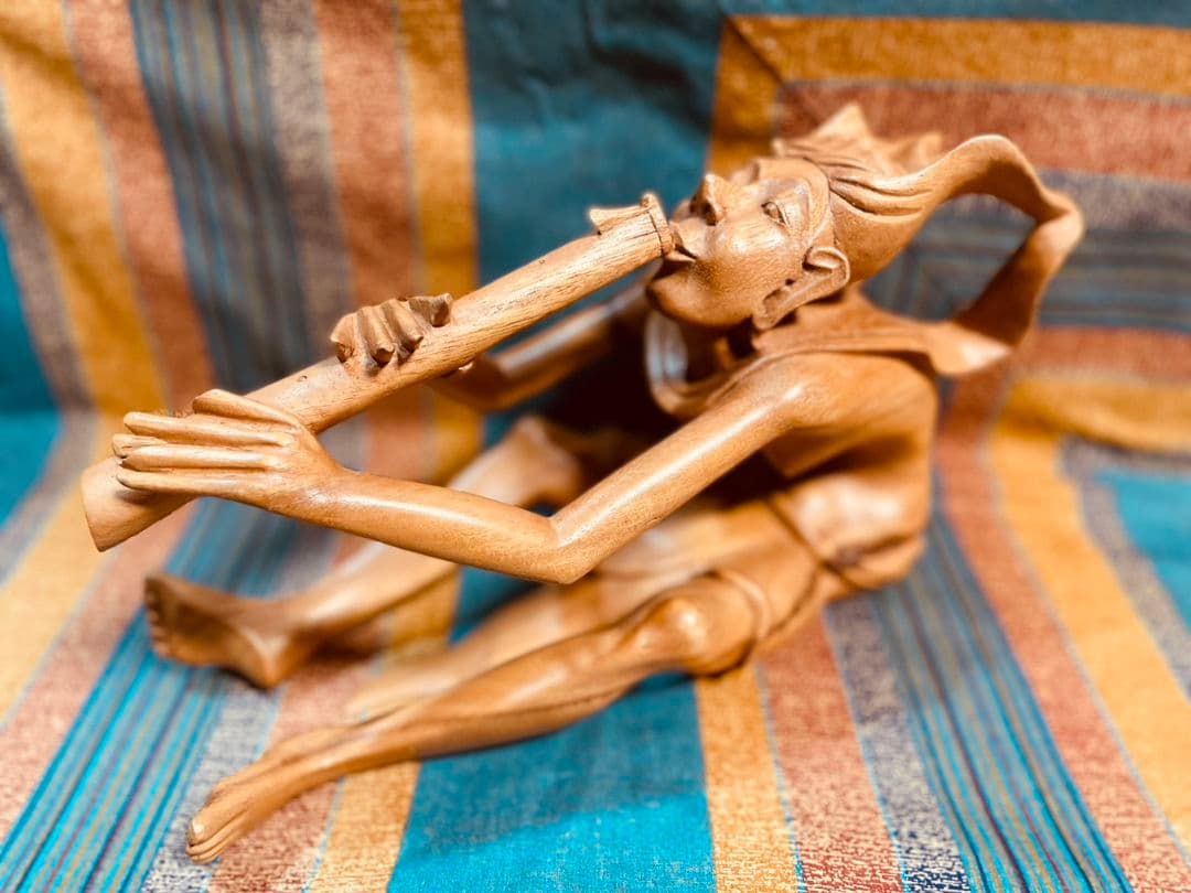 手彫りのフルート奏者　インドネシア