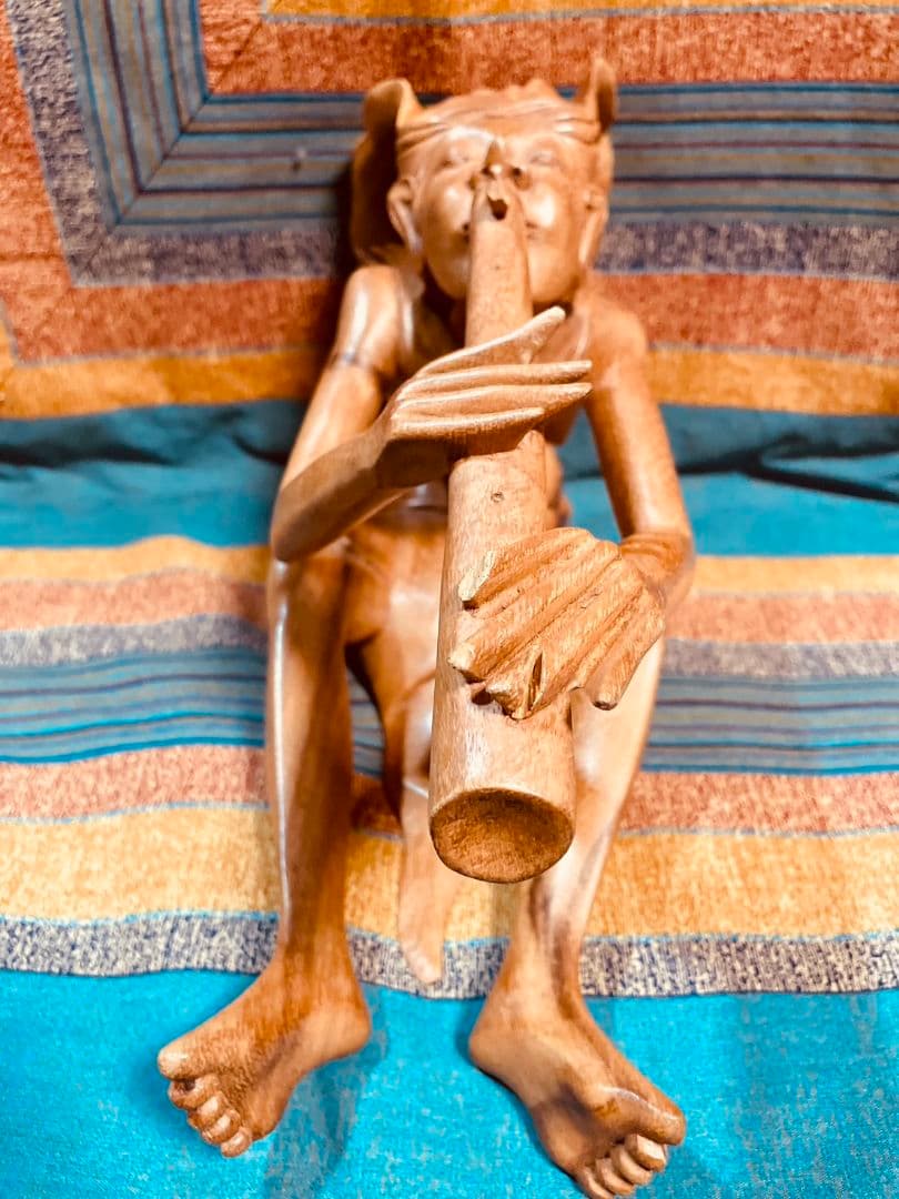 手彫りのフルート奏者　インドネシア