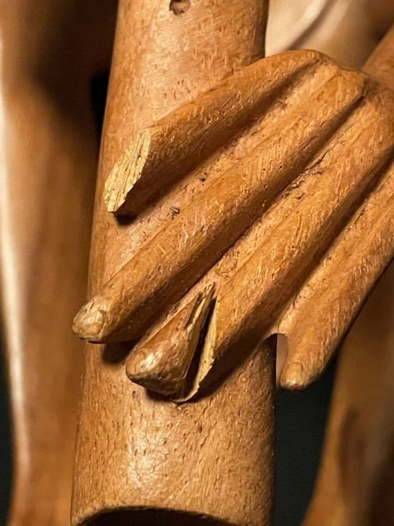 手彫りのフルート奏者　インドネシア