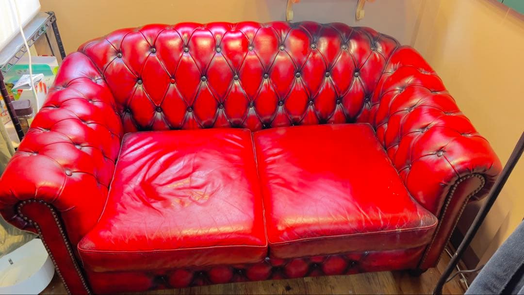 赤いレザー チュフテッドソファ 2人掛け