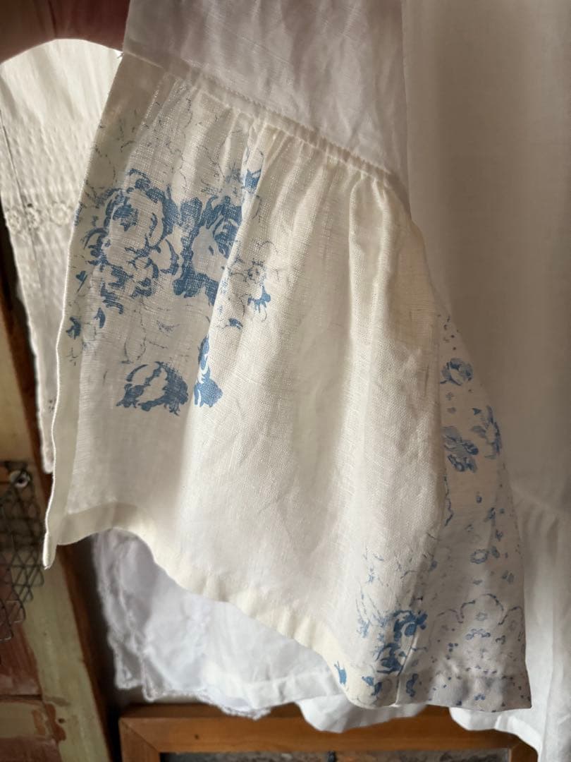 ホワイトリネンとキャベッジ&ローゼズの爽やかフリフリカーテン