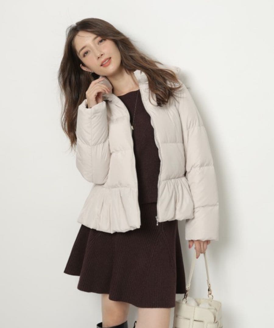 美品　アプワイザーリッシェ　撥水ペプラムダウン　グレージュ　M