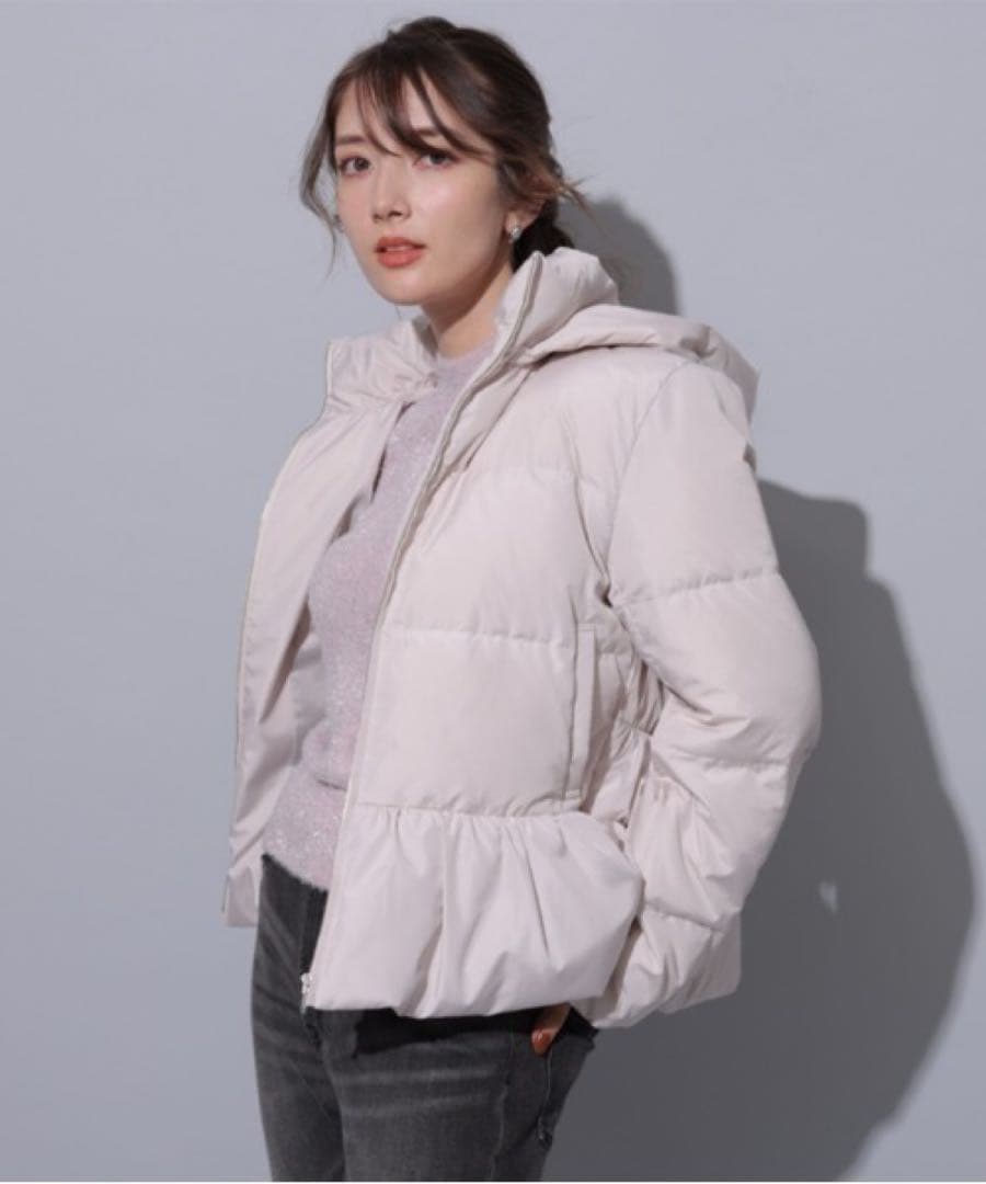 美品　アプワイザーリッシェ　撥水ペプラムダウン　グレージュ　M