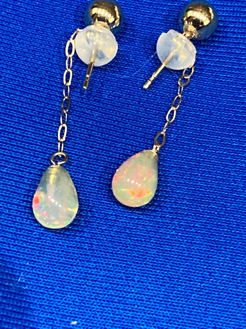 オパールのピアス