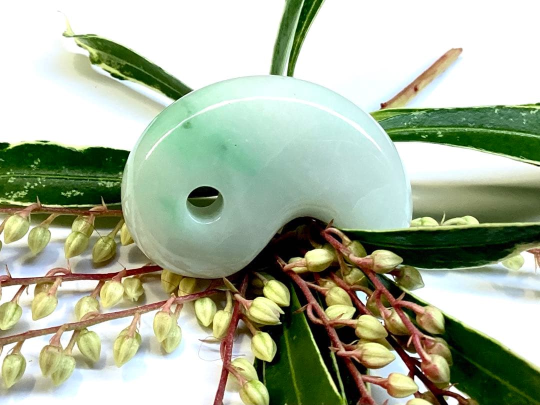 ✳ premium一流の勾玉‼️格上の糸魚川翡翠‼️味身色合い抜群　淡いラベンダー