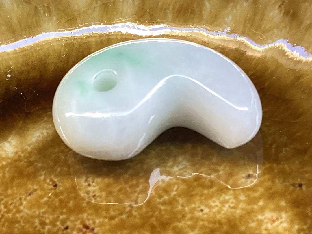 ✳ premium一流の勾玉‼️格上の糸魚川翡翠‼️味身色合い抜群　淡いラベンダー