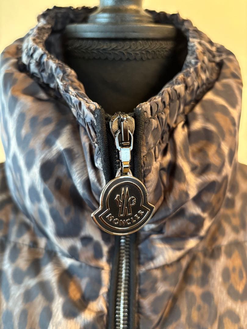 MONCLER ヒョウ柄 フード付きダウンジャケット