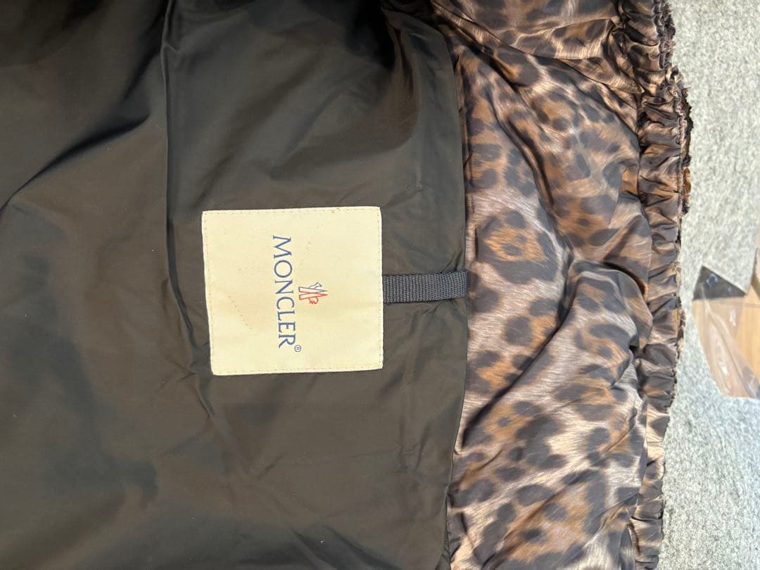 MONCLER ヒョウ柄 フード付きダウンジャケット