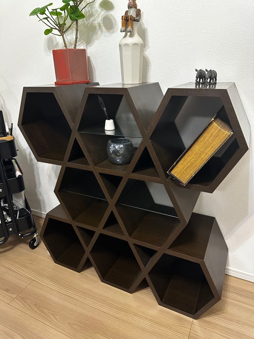 ハニカム構造のアンティークシェルフ