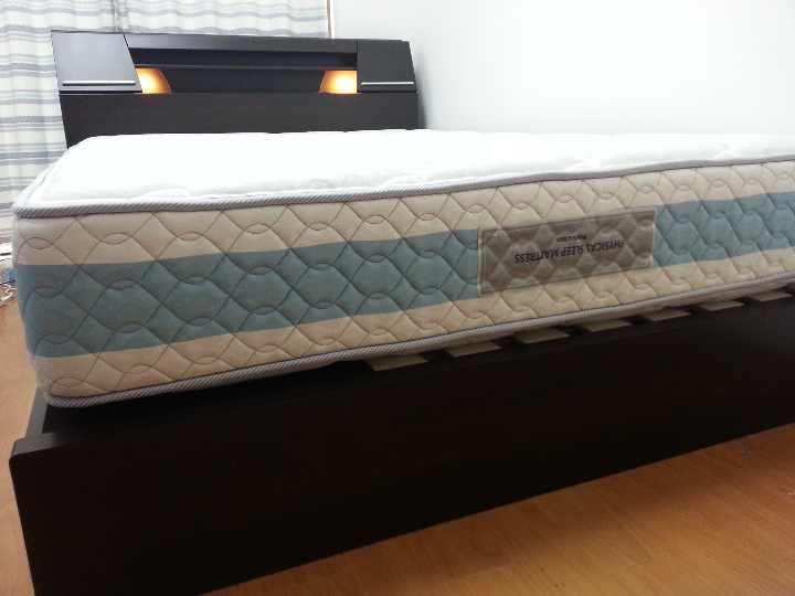 海外赴任のため,ベッドフレーム+マットレスを売ります。交渉可能。