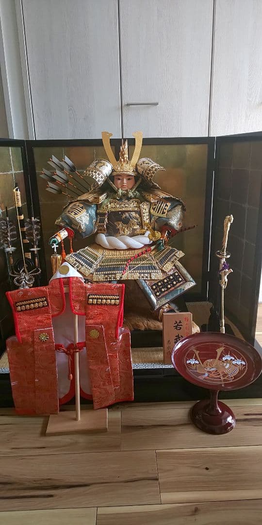 若武者五月人形、陣羽織、菓子台