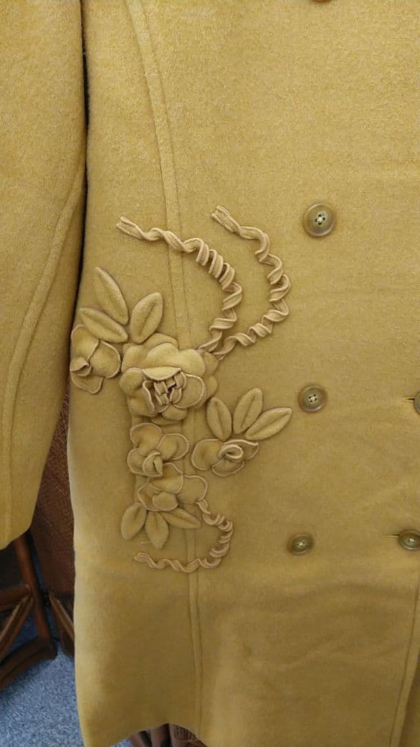 ウール製マスタード色ダブルブレストロングコート(ベルパーチ)