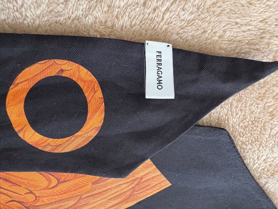 Ferragamo シルクスカーフ 羽根デザイン❣️12月大幅値下げ済み❣️