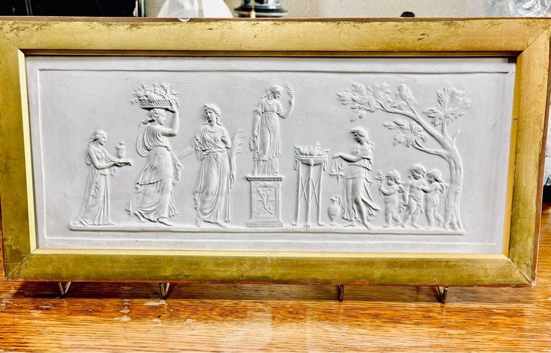 アンティーク古典的浮彫り装飾品 金色フレーム。古典説明文有り。