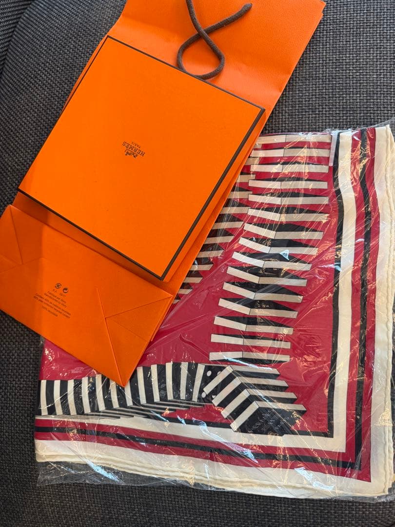 HERMES L'EFFET DOMINO シルクスカーフ