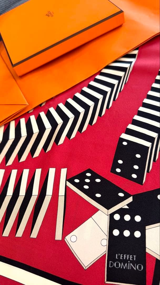 HERMES L'EFFET DOMINO シルクスカーフ