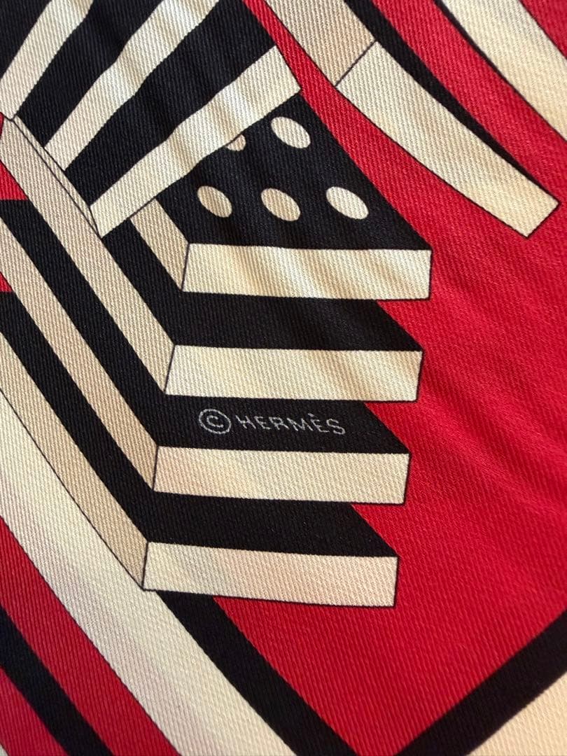 HERMES L'EFFET DOMINO シルクスカーフ