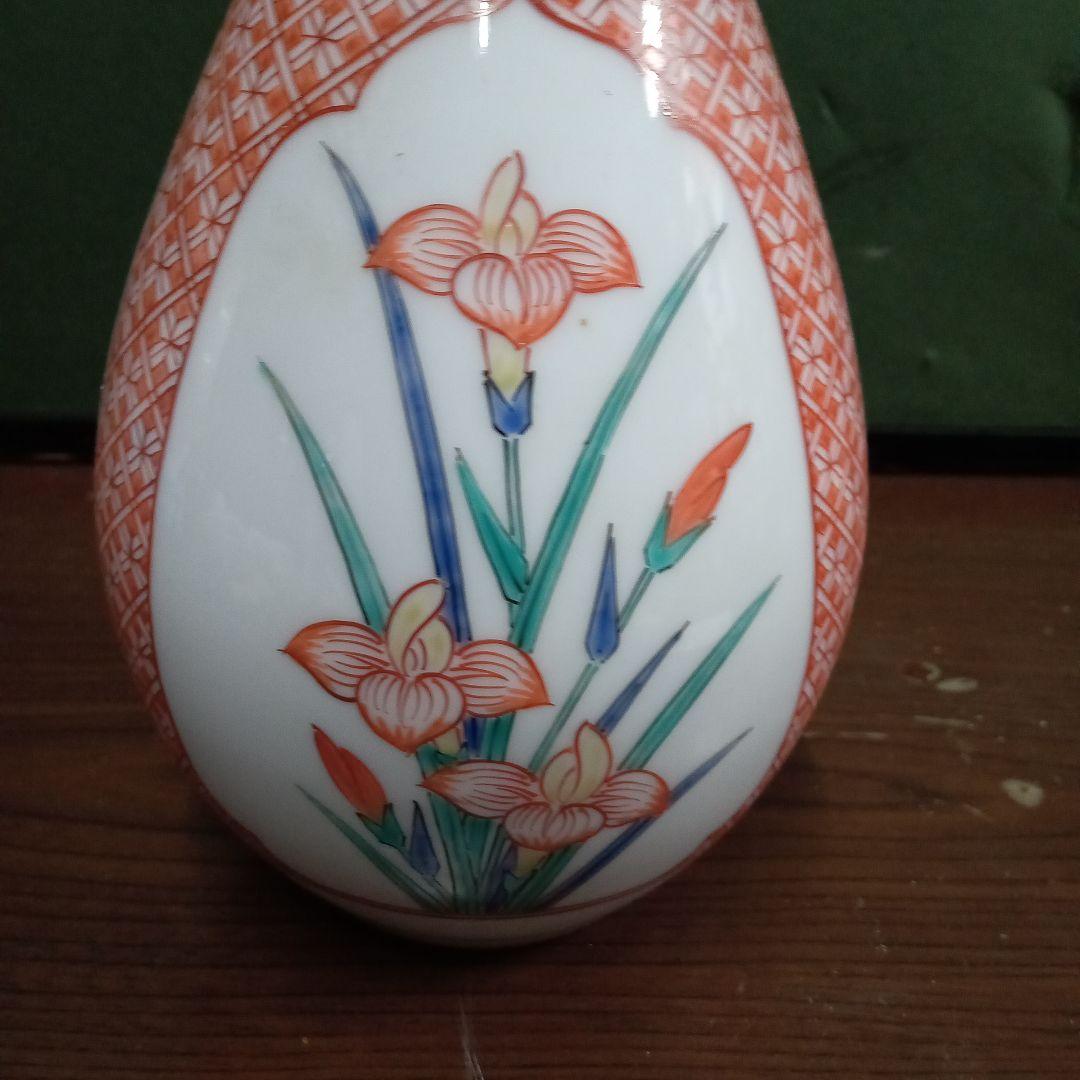 花、花瓶 十三代柿右衛門作、サイズ高２１センチ、横１１センチ、