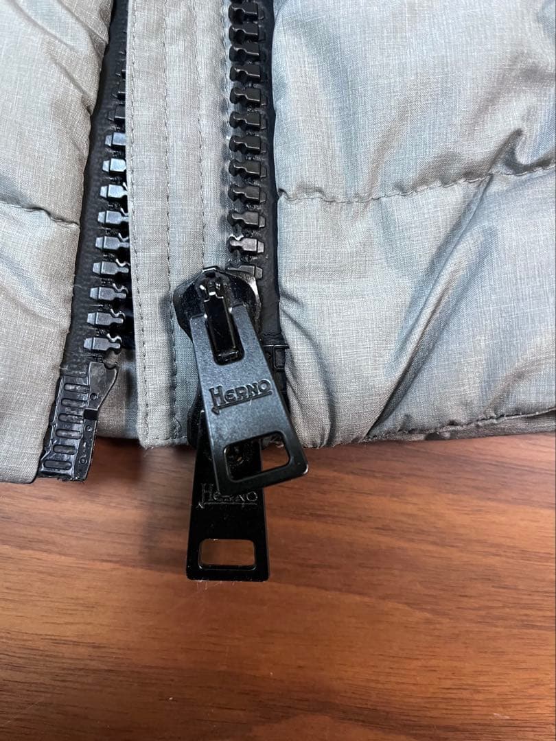 ヘルノ　グレー ダウンベスト