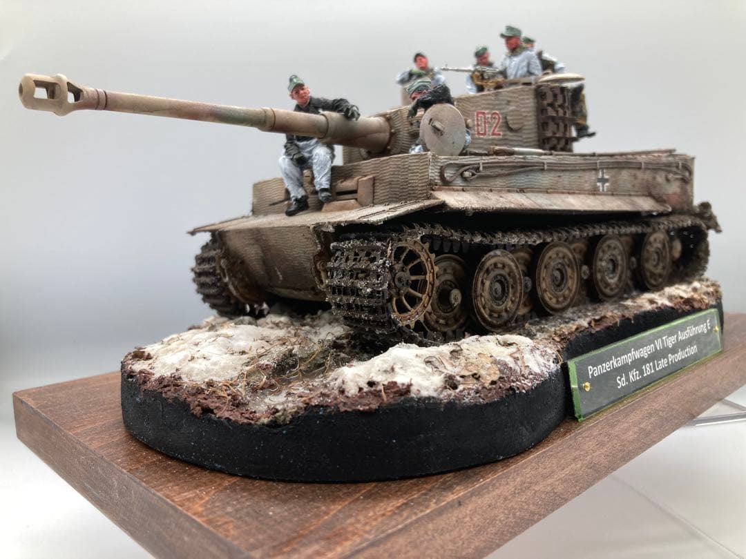 戦車模型完成品 1/35 ティーガー1後期型ヴィネット作品 全塗装済み完成品