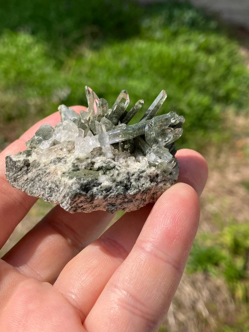 ガネッシュヒマール産　クローライトインクオーツ　クラスター