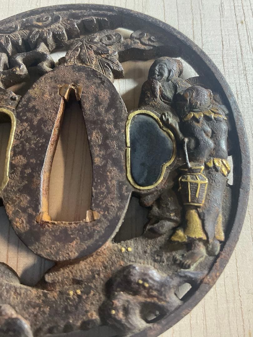 動物と人物の浮彫り 鉄製鍔　　時代　古道具