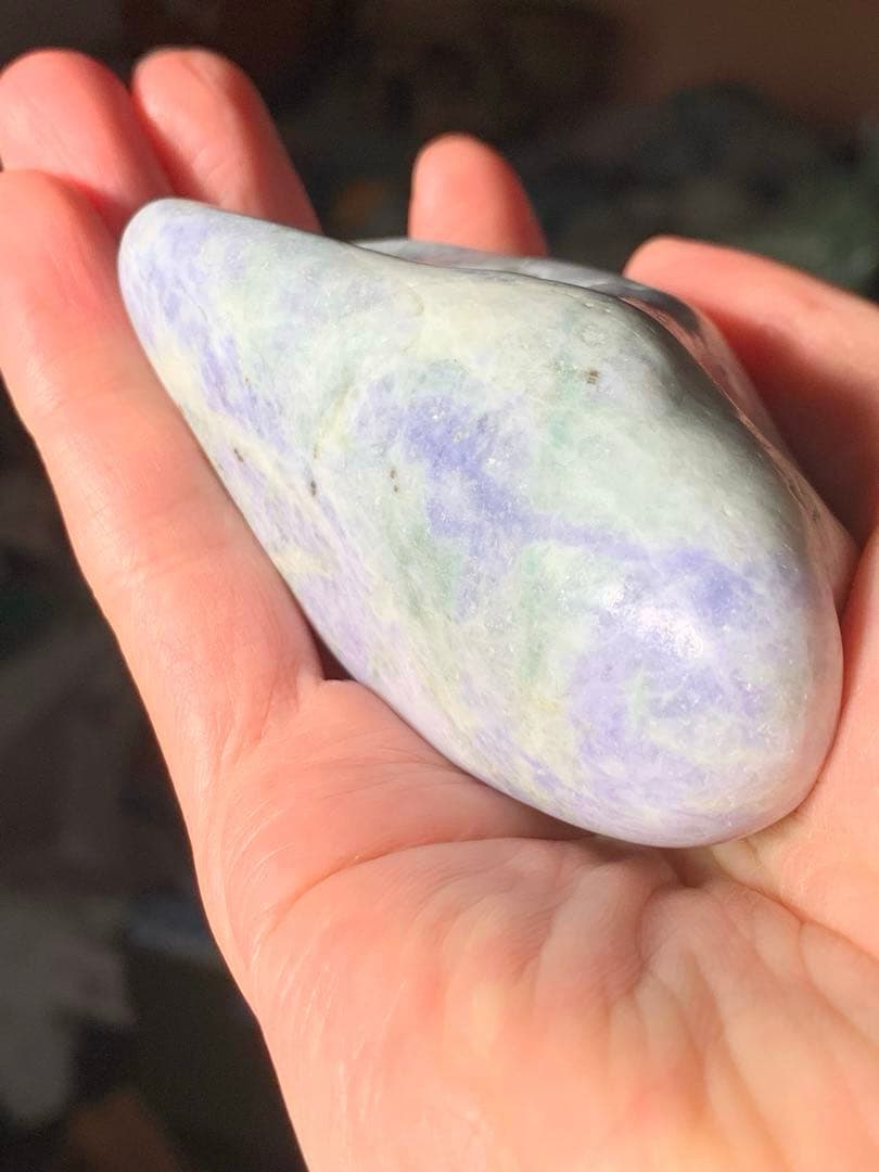 糸魚川ラベンダー翡翠　原石　紫ひすい　水石　根付　国産鉱物標本　コン沢　妖精ラベ