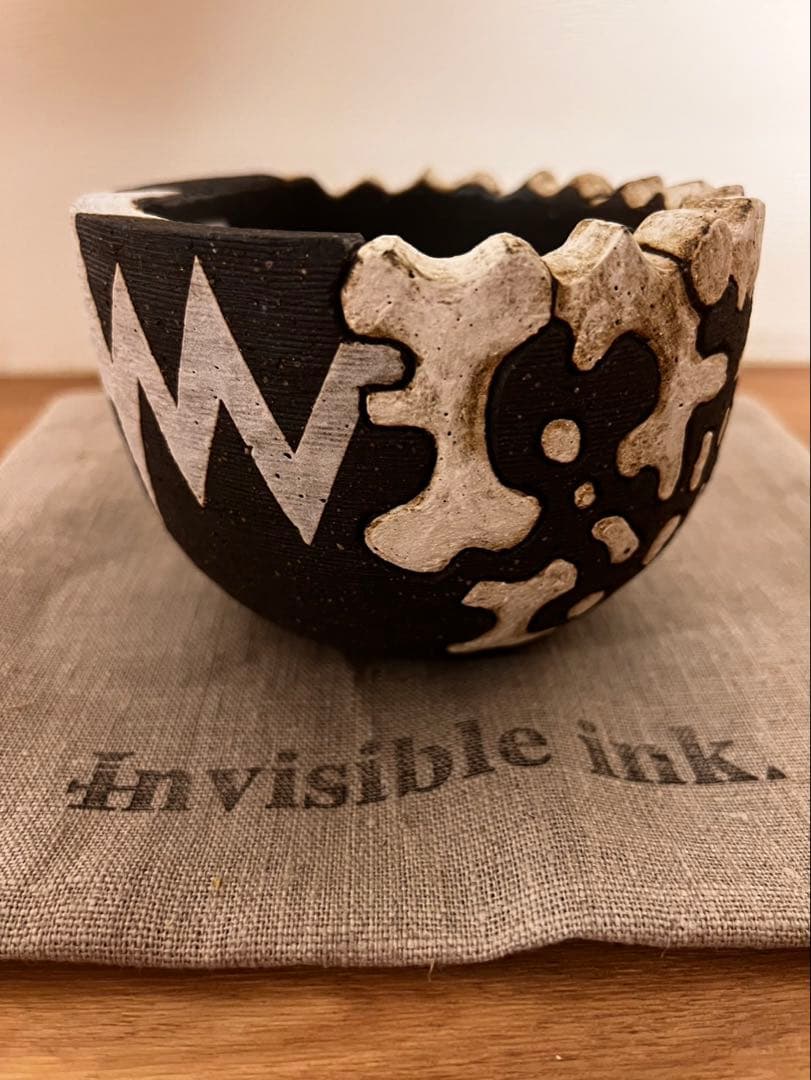 アート陶器鉢 黒と白のデザイン