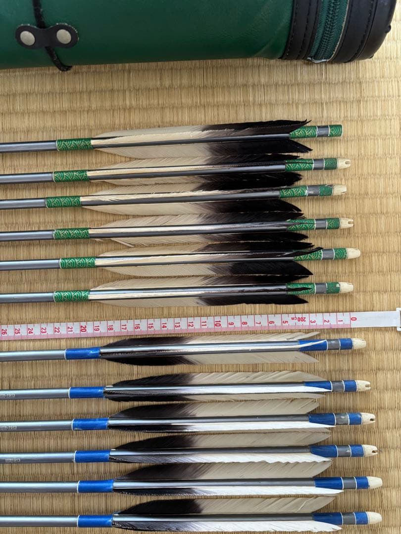 弓道　矢　12本　矢筒付き