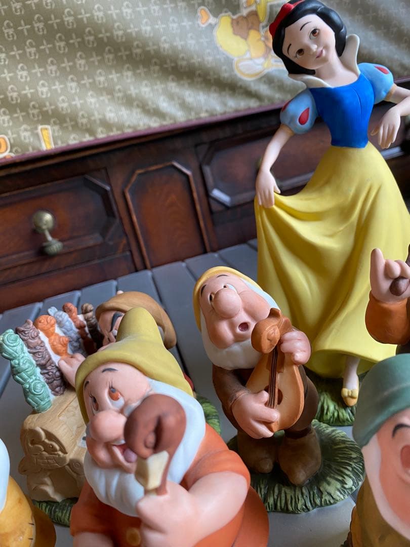 白雪姫と七人の小人　フィギュア　陶器　置物　ガーデンオーナメント　ディズニー